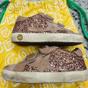 Golden Goose Old School Junior in peach-pink glitter with pink suede star